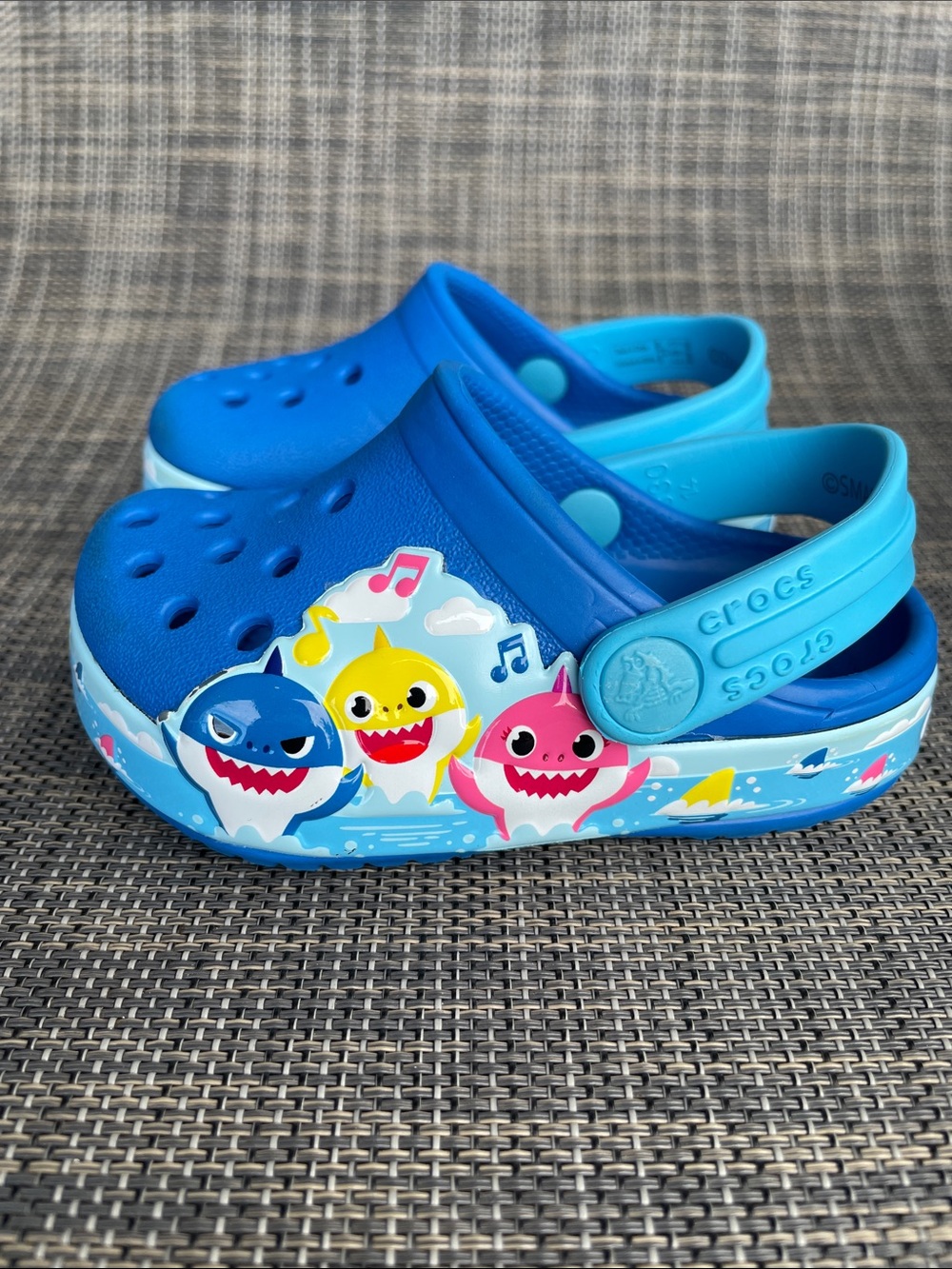 CROCS Baby Shark Pinkfong Band Clogs Slip On Shoes Unisex Infant Toddler Size 4 - Picture 4 of 9